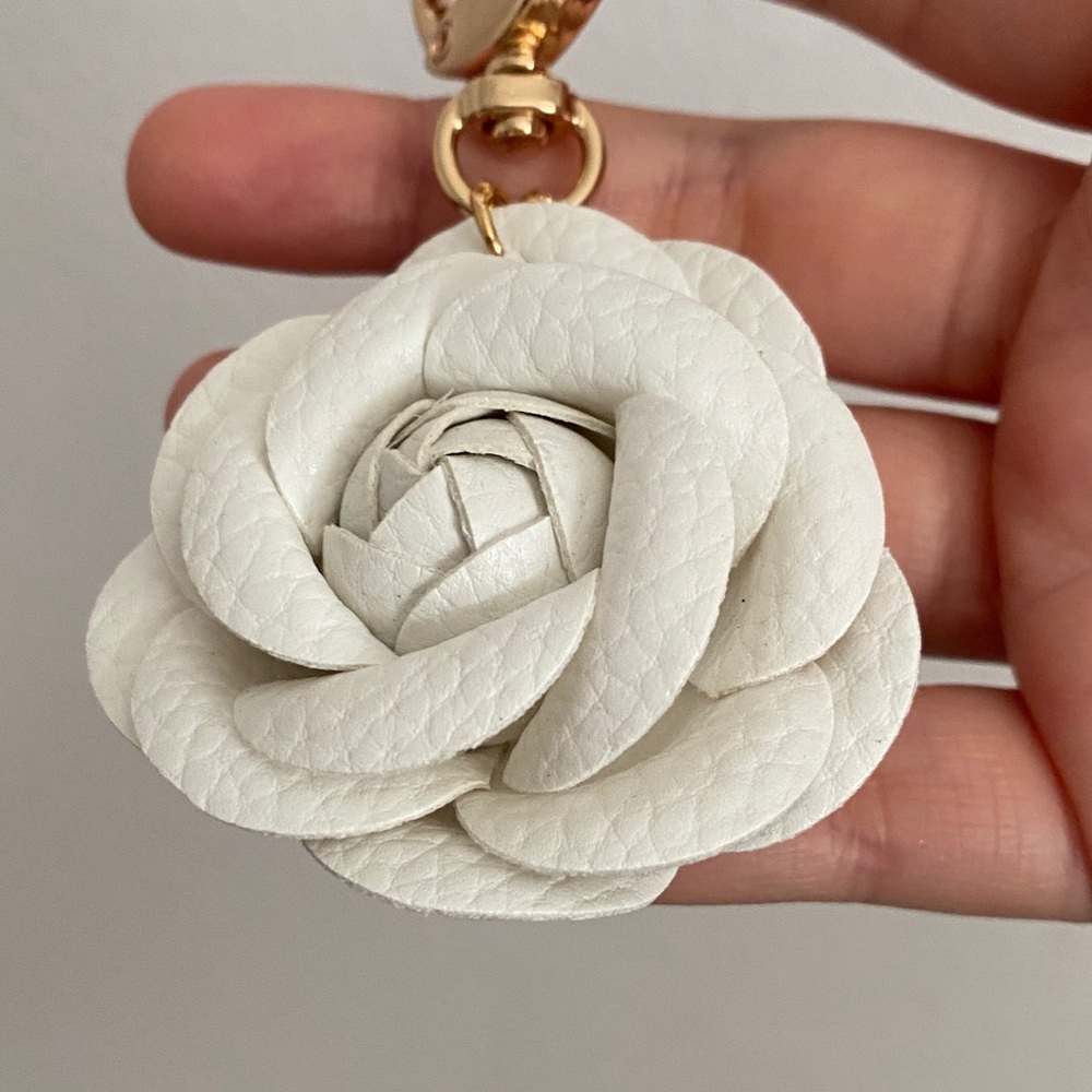 Elegant White Floral Keychain Accessory - Picture 2 of 3